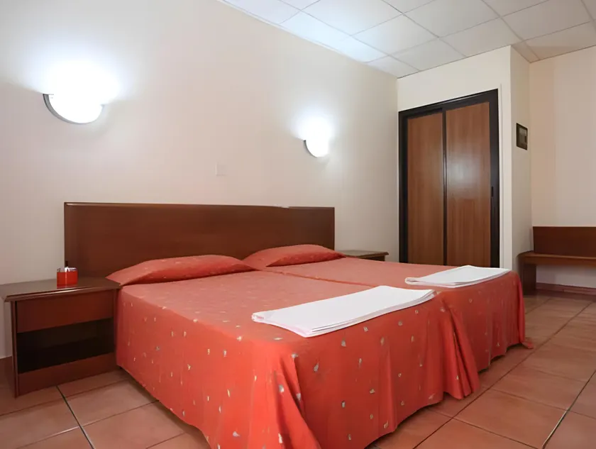 Metropole Hotel - Image 1