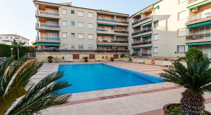 Near beaches large private patio, aircon & community pool - Image 1