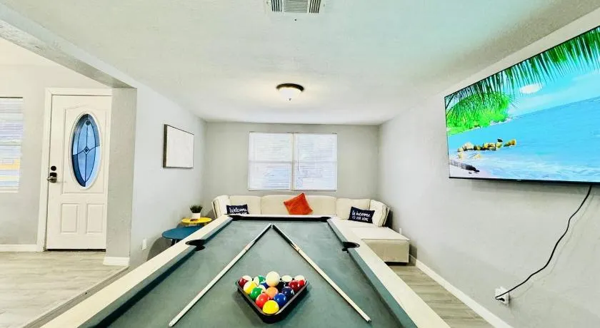 Pool table University nearby Fenced yard - Image 1