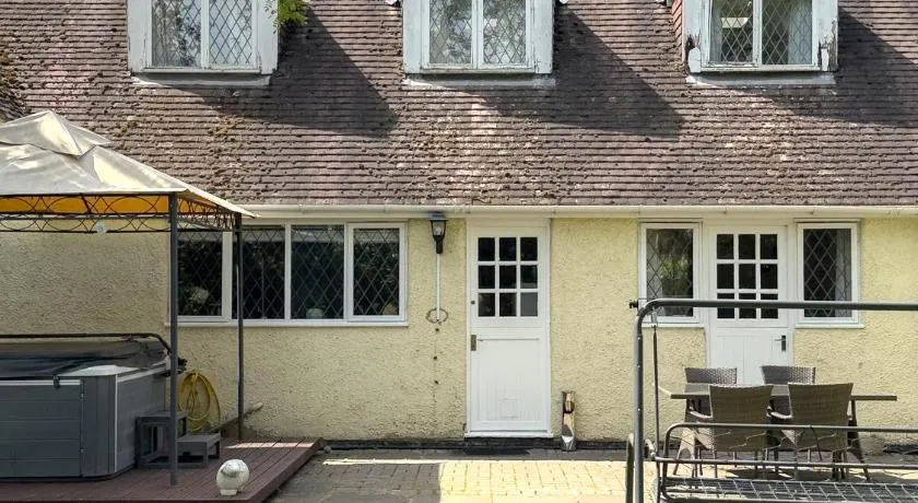 Rural 7 and 2 bed Lodge stays In Windsor! Hot Tub! Sleeps 20 - Image 1