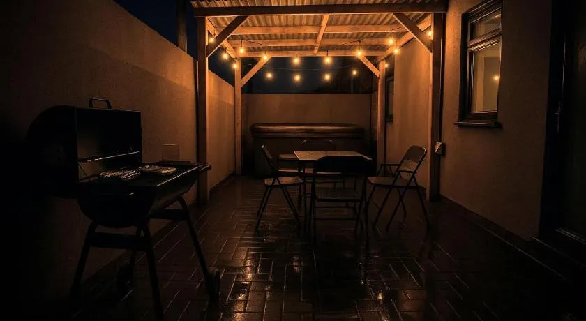 Numero Uno Ensuite 3BR Flat Hot Tub Wifi Parking Contractor and Group Friendly - Image 1