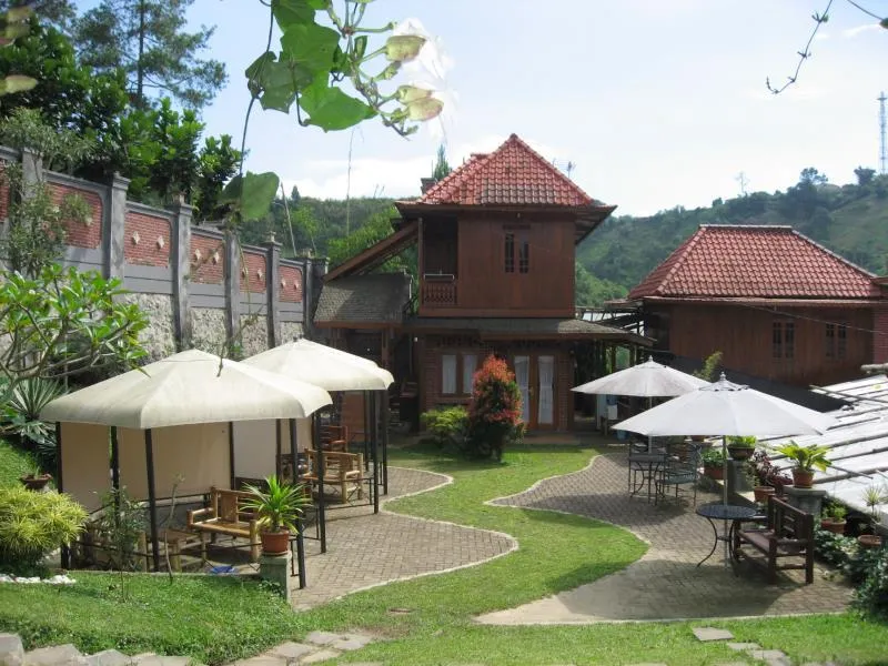 Bantal Guling Villa - Image 1