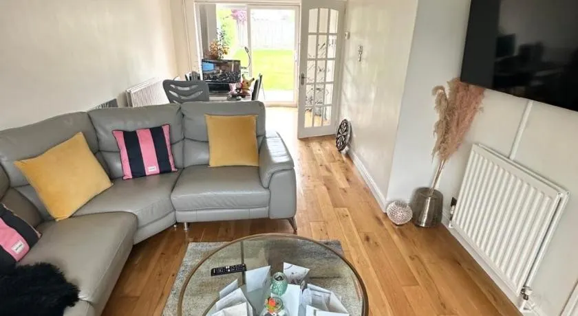 Single room in Croydon luxury spacious home - Image 1