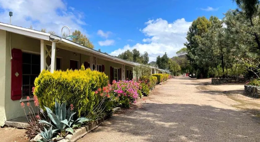 Sierra Pelona Motel - Image 1