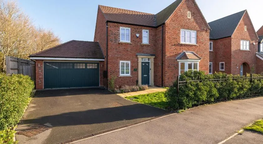 Modern 4-Bed Family Home with 5 Beds & Parking - Image 1