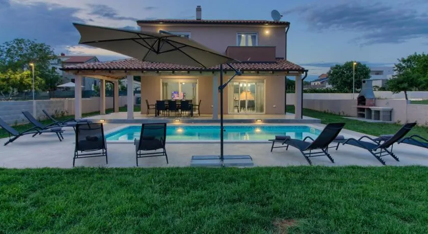 Charming villa Enjoy with private pool in Pula - Image 1