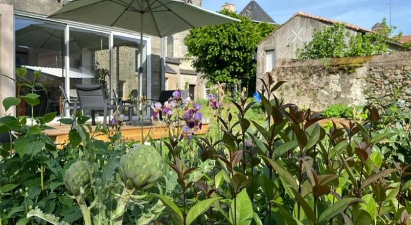 Gîte indépendant et calme dans un ancien prieuré - Image 1