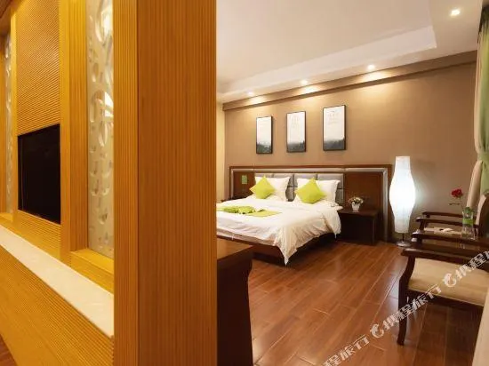 Jinggu Fang Ting Holiday Hotel - Image 1