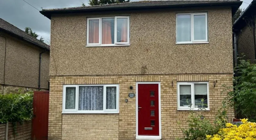 Huntingdon 5 bedroom 4 double beds, off road parking close town centre - Image 1