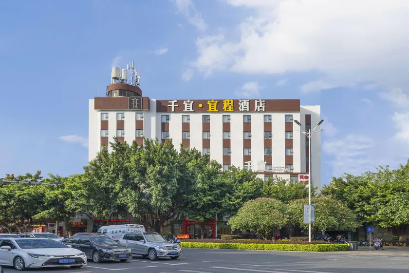 Qianyi Yicheng Hotel (Yulin Shizi Street Yuntian Palace) - Image 1