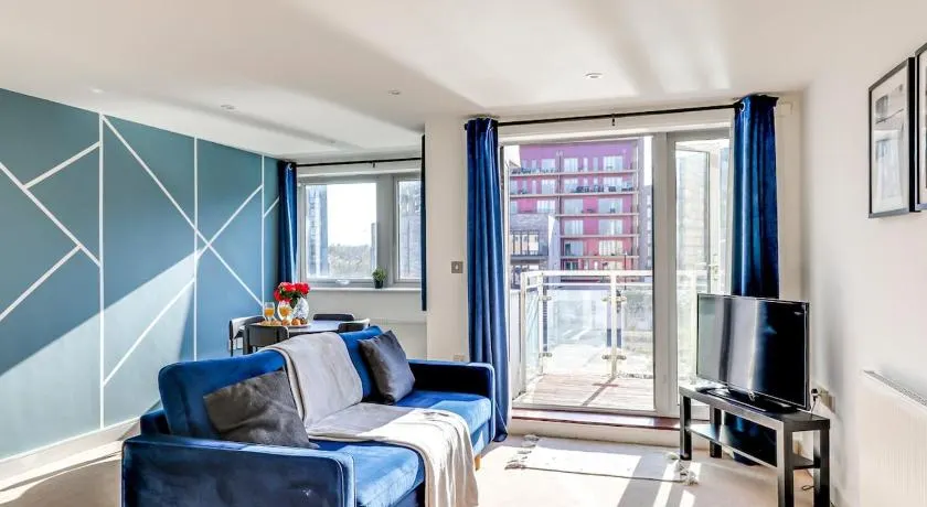 Modern 2Bed, City Centre, Private parking, Balcony - Image 1