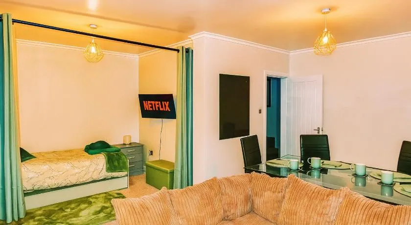 Spacious 4 Bed Maisonette close to Salford Quays and Manchester with Smart TVs and Netflix perfect for families and contractors - Image 1