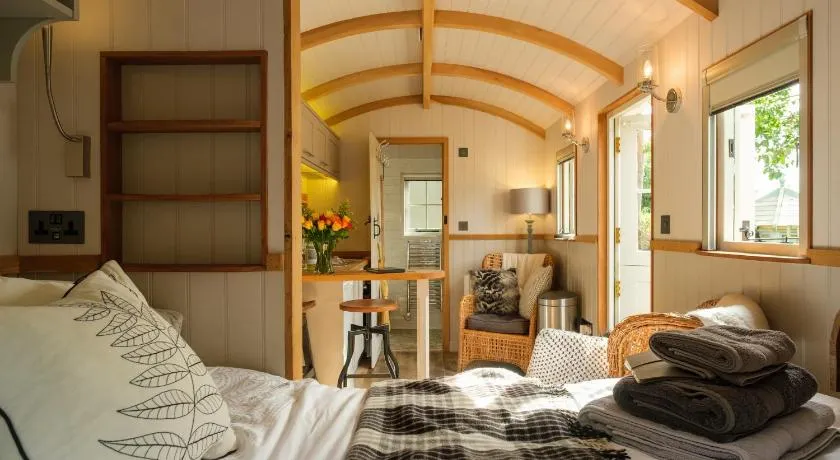 Piano Forte - a delightful rural shepherd hut & hot tub available ! - Image 1