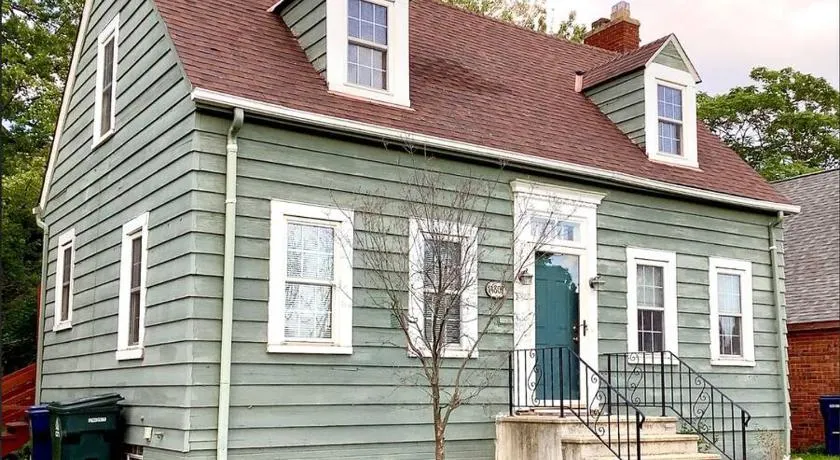 Cute 2 Bedroom Home - Huge backyard, near downtown! - Image 1