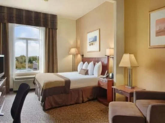 Revolution Hotel - Image 1
