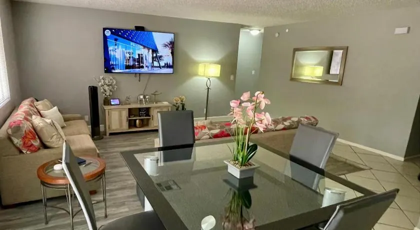 Anchor Sunset 3BR Smart Home 10 min to Strip - Image 1
