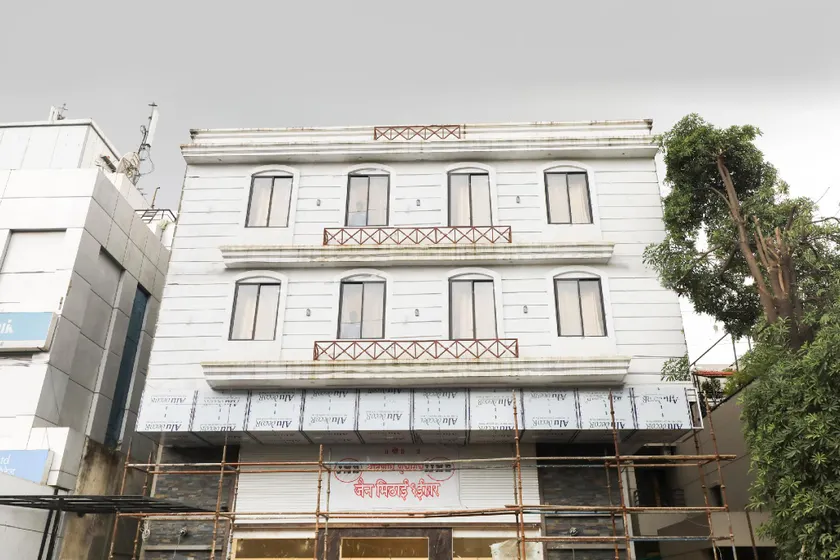OYO 43622 Hotel D9 - Image 1