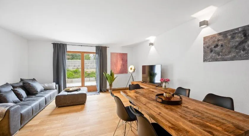 Moderne Ferienwohnung mit Bergblick und großer Terrasse nahe Simssee, Chiemsee und Autobahn A8 Salzburg - München - Image 1