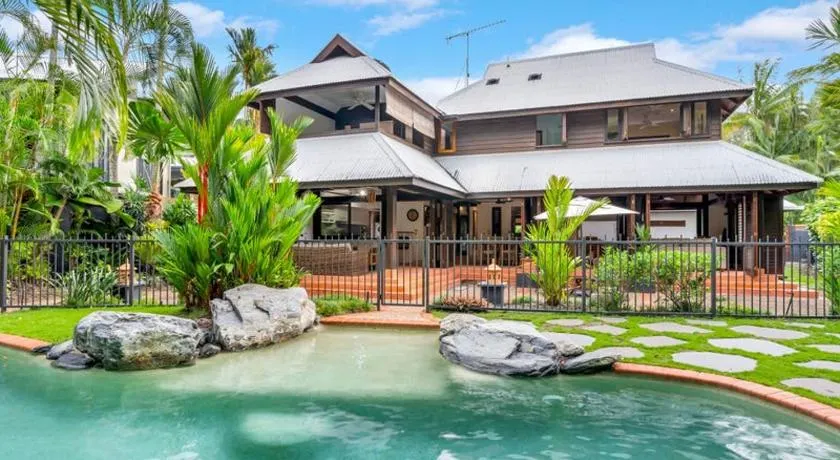 Solander Beachfront with private beach access & pool - Image 1