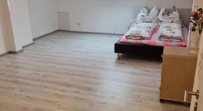 Cityroom im 4 OG und seperates Badezimmer im UG Keller 1,80 cm bis 3 Personen Neuwied Zentrum Stadtmitte Top Lage - Image 1