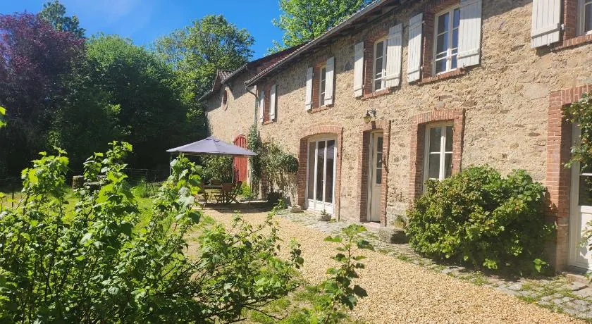 La Longère du cheval noir chambre d'hôtes référence et table d'hôtes, en pleine nature, proche d'une cité médièvale, parking couvert securisé - Image 1