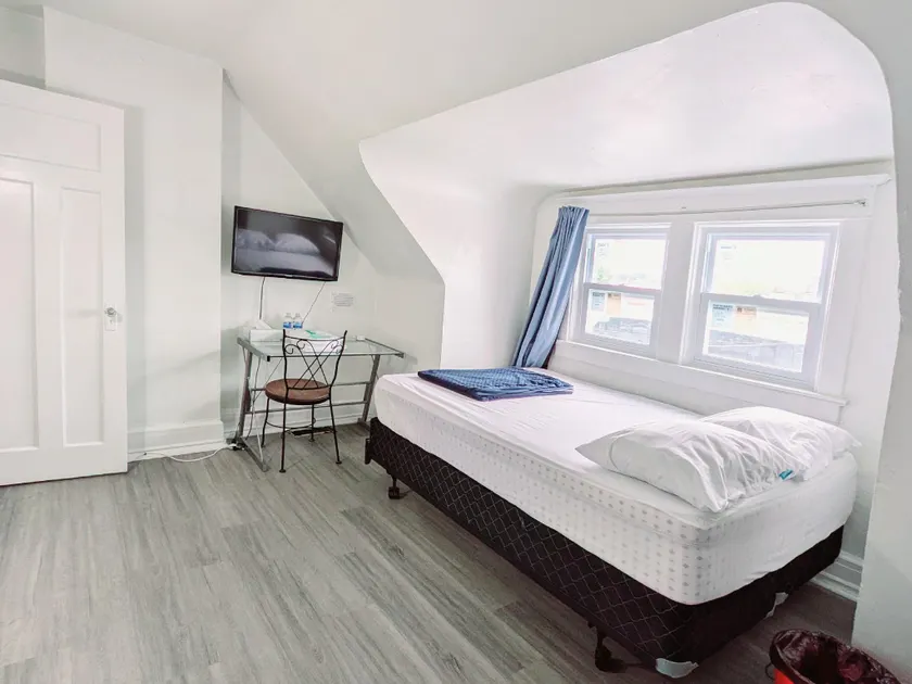 Private Double Cozy Room with Netflix and All Perks - Image 1