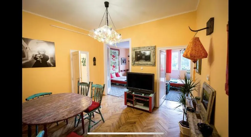 Best Location cosy Art flat - Image 1