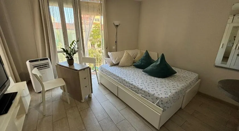 Central with charm and sea views - Image 1