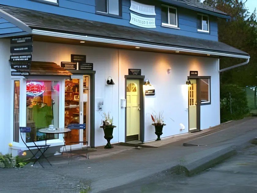 Tofino Paddlers Inn - Image 1