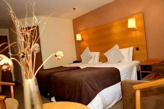 Crowwood Hotel and Alba Restaurant - Image 1