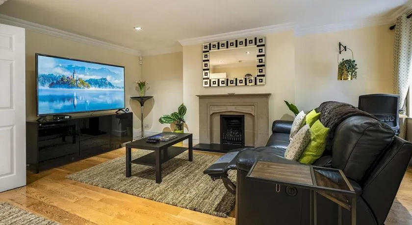 Fab Townhouse Near Queens with Huge TV & Recliners - Pass the Keys - Image 1