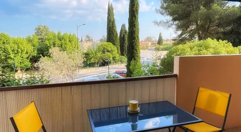 Appartement lumineux avec terrasse & parking à 5 min du centre, 10 min des plages - Image 1