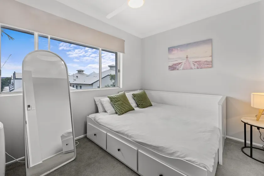 Prime Ascot Location Comfortable 2BR Townhouse - Image 1