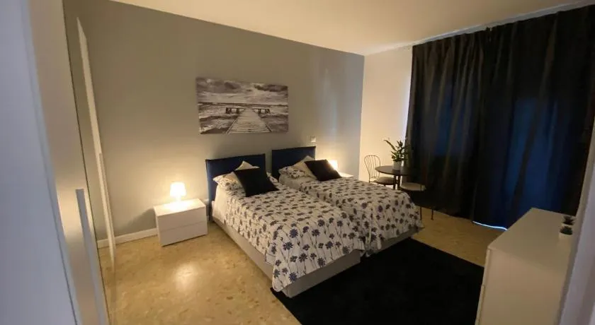 YTHA HOUSSE ROMA CENTRO - Image 1