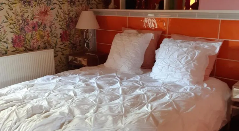 Chambre familiale avec piscine chauffée et jacuzzi - Image 1