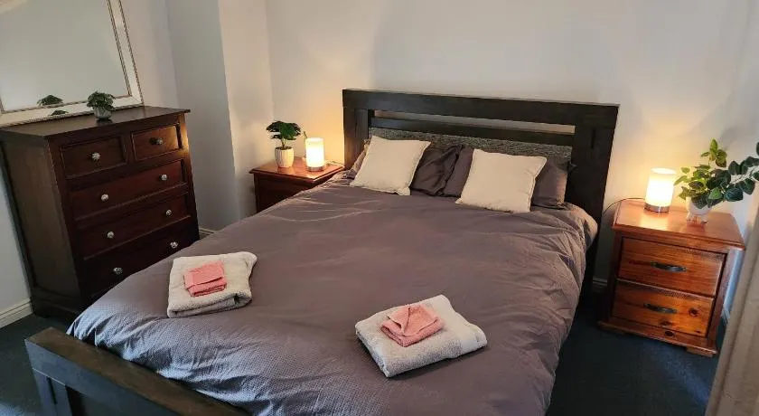 Cosy 2 bedroom Unit in a secure gated complex - Image 1