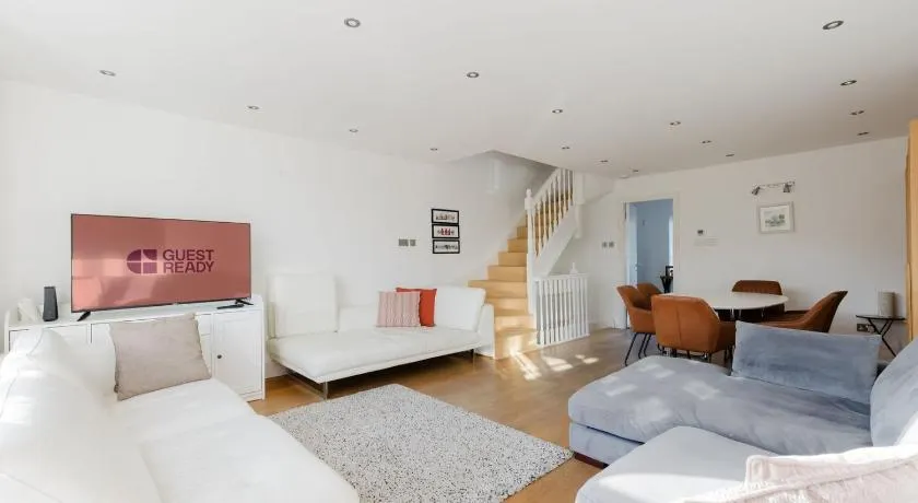 GuestReady - Riverside Retreat in Wapping - Image 1