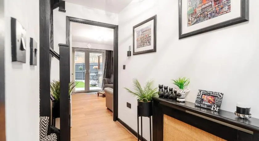 2 Bedroom Home with Garden and Free Parking - Image 1