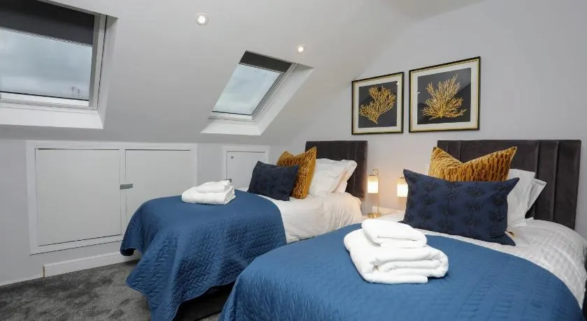 Aisiki Apartments at Stanhope Road, North Finchley, Airconditioned 3-Bedroom and 2-Bathroom, Pet-Friendly Duplex Flat, King or Twin Beds, with Free Wi-Fi - Image 1