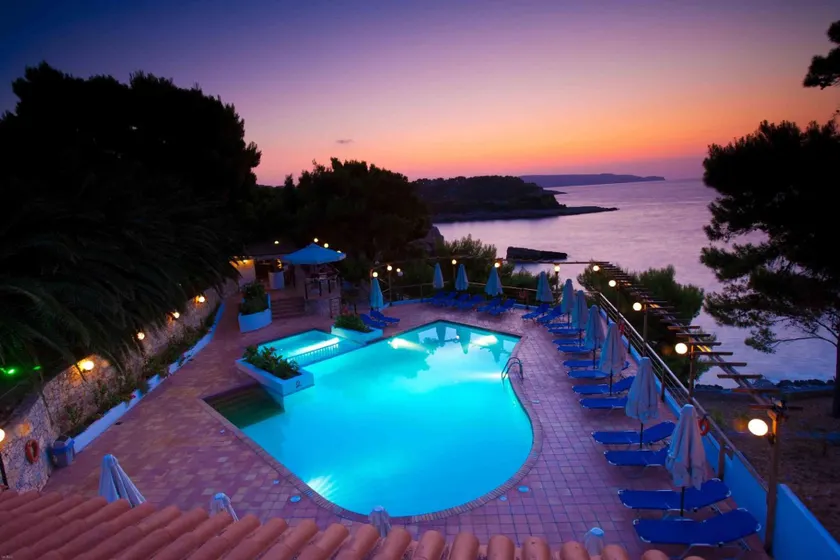 Paradise Hotel - Image 1