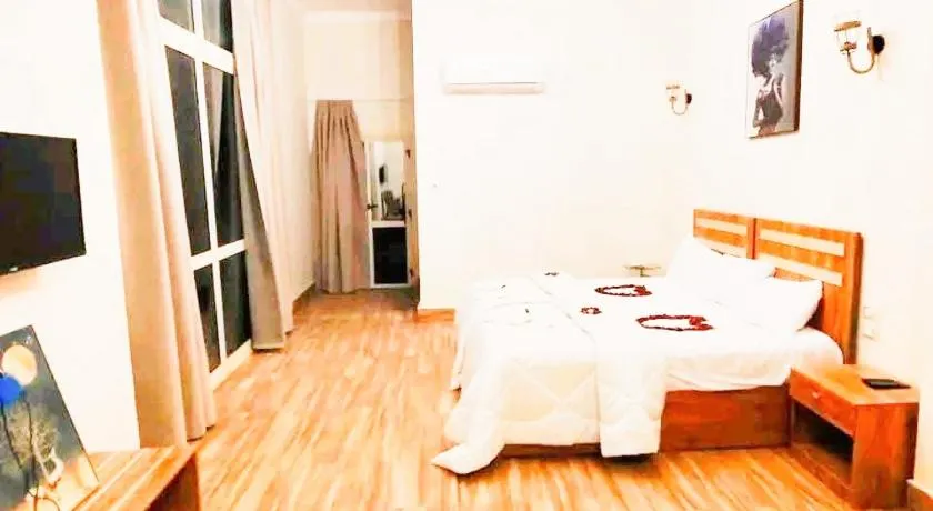 VIP hotel & café - Image 1