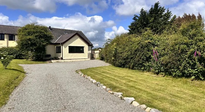 Ty Efail Cottage mountain views & secure garden - Image 1