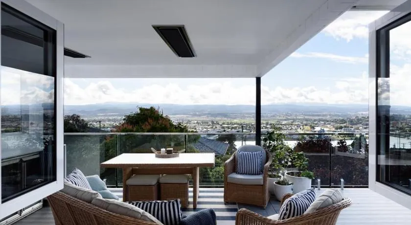 Serene Trevallyn Escape & Views - Image 1
