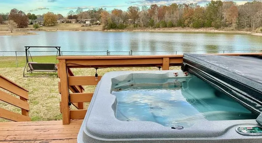 3BR Lakefront in Nashville with BBQ & Hot Tub - Image 1