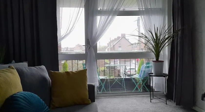 Cosy Apartment with Balcony and Breakfast - Image 1