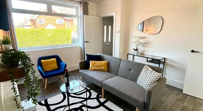 Crestfield House - Stunning Home near Alton Towers - Free Parking & Garden - Image 1
