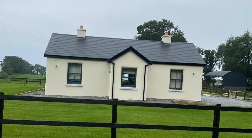 3 Bed Cottage Sleeps 6 - Free Parking - Image 1