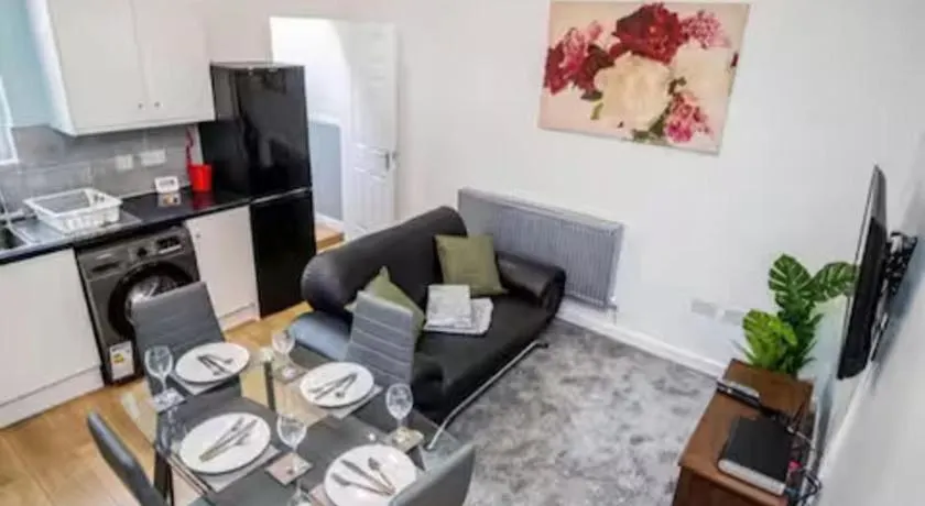 Family-Friendly Two-Bedroom Apartment near Manchester City Stadium - Image 1