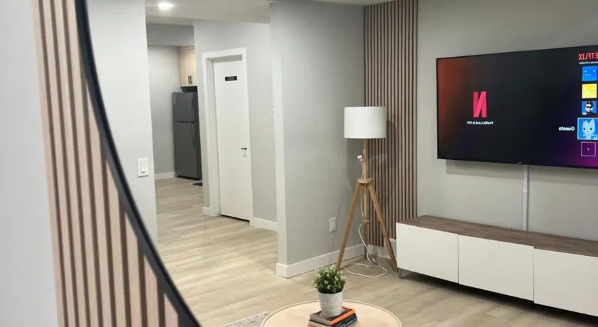 The Old Trafford - Stylish 2 bed suite - Image 1