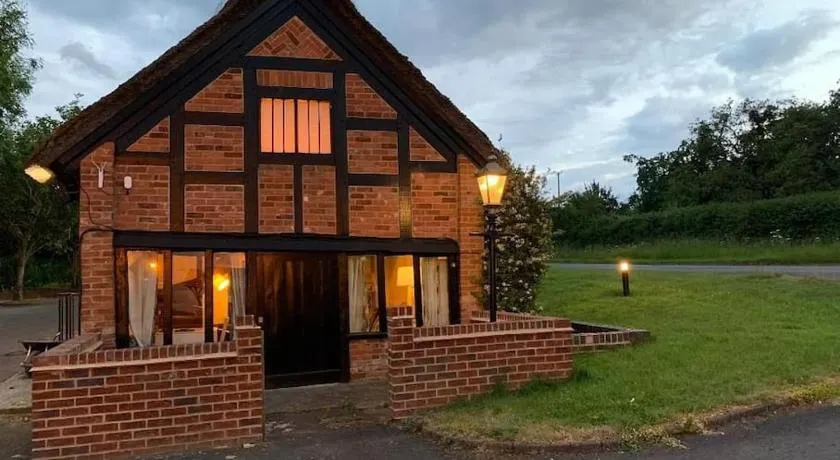 Cosy Cottage next to Farmers Arms Country pub. - Image 1